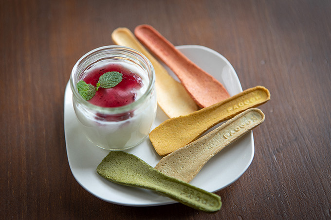 若い女性の白いヨーグルトをスプーンで食べるつもりの食事の準備の写真素材・画像素材 Image 15412546