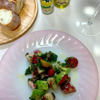 「アヒルストア」のアボカドとタコのサラダELLE Gourmet エル・グルメ