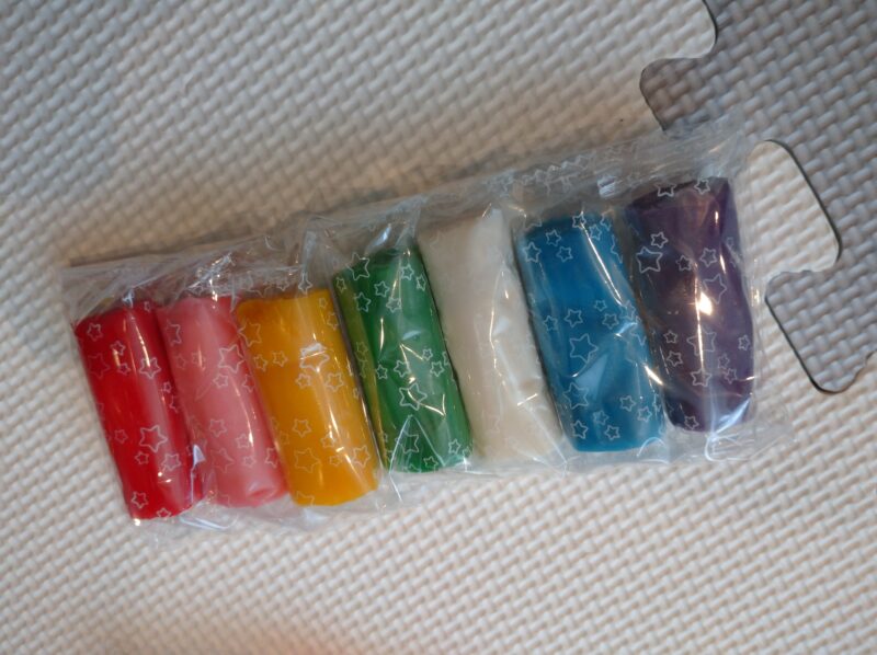 ダイソー「さとう保存パック」で小麦粉をきれいに収納。小麦粉は湿気・虫から守るために冷蔵庫保存する。 - ひつじ日和