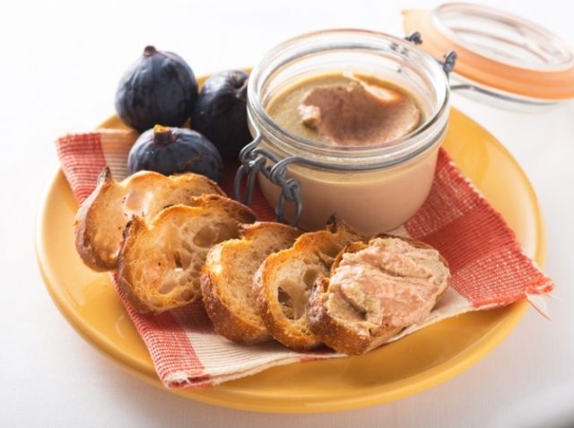 レバーパテのおすすめ食べ方🍴 パンにそのまま乗せて十分美味しいレバーパテですが、 スタッフのおすすめはバター🧈ちょこっと削って上に乗っけると最高です👍 普通なバターでも、パテ屋では発酵バターを販売しております🐮 レバーパテと共に50年 水曜日〜土曜日11時