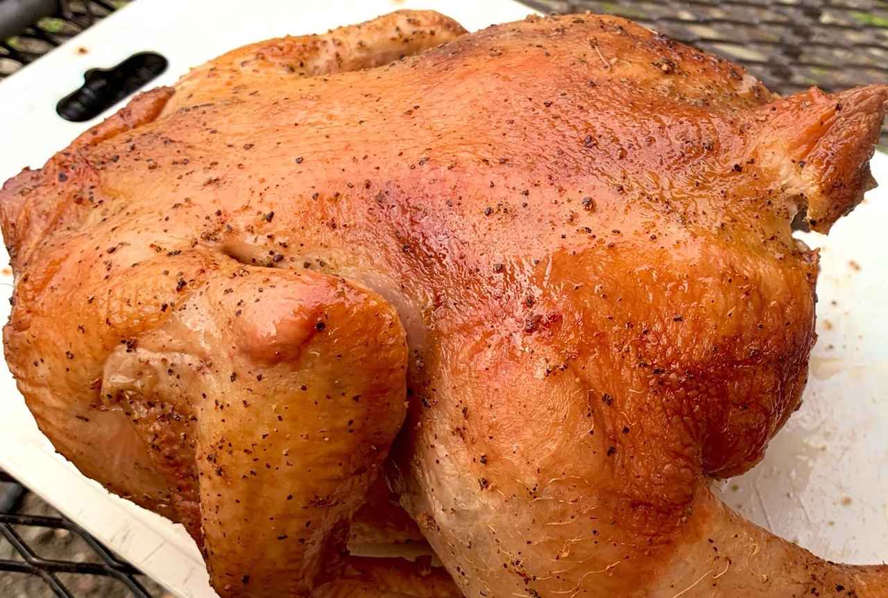 総重量6㎏のキャンプデカ飯!鶏を丸ごと1羽使った「ビア缶チキン」に、らすかる新井かぶりつくテレビ東京・BSテレ東の読んで見て感じるメディアテレ東プラス