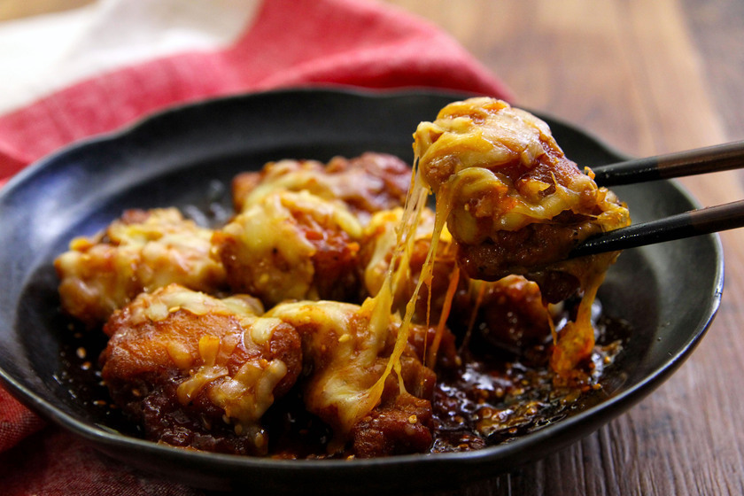 お店みたいな味🇰🇷これはまじで簡単なのにうまいので作ってみて！世界一簡単でおいしいヤンニョムチキンの作り方材料市販の唐揚げ1pc 7〜8個ケチャップ 大さじ1 コチュジャン 大さじ1 砂糖 小さじ1 2 ニンニクチューブ ちょっと ごま油 ちょっとからあげを温めてボウルで調味料すべて混ぜ合わせて絡めれば完成！お好みでマヨネーズも🙆ヤンニョムチキン惣菜アレンジ