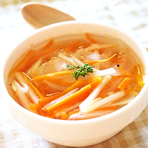 ソーセージの旨味をプラス♪ ピーマンとにんじんのコンソメスープ