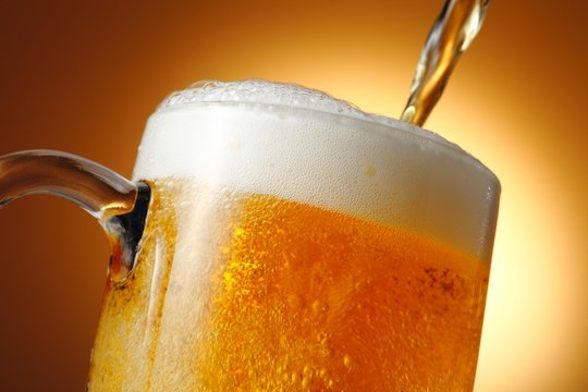 ビール_ハイボール乾杯の写真素材FYI03117669ストックフォトの Qlean Market キュリンマーケット