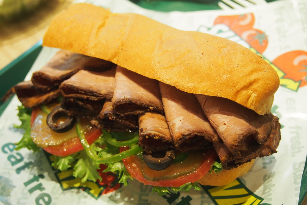 4種類のパンでサンドイッチをもっとおいしく☆毎日お店のオーブンで焼き上げられるパン♪みなさんのお気に入りはどれ? 具材に合わせてパンを選んでみると、新しい発見があるかもっ ღ✪v✪ 。゚☆「ホワイト」 「たまご」や「べジーデライト」♪素材の味わいを楽しみ