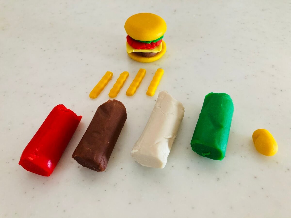 ダイソーのこむぎねんどキジとら