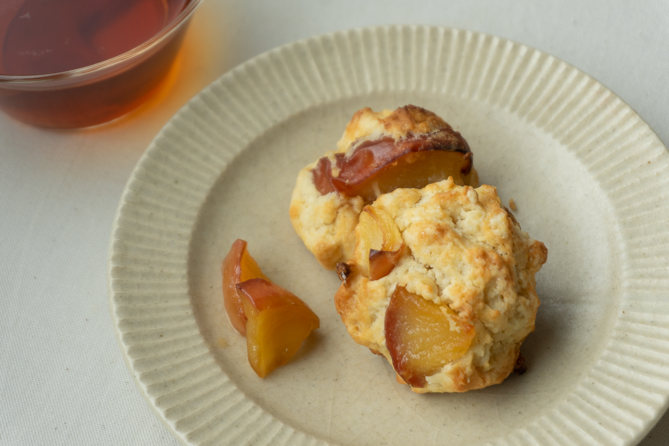 さっぱりとした甘さがおいしい旬の人気副菜！ 「りんごとさつまいもの甘煮」🍎朝ごはんやお弁当おかず、子どものおやつにもぜひ！冷蔵保存7日で日持ちも良いです👍️ 調理時間：40分材料さつまいも 1本 りんご 1個◎砂糖 大3 ◎はちみつ 大1 ◎レモン汁 大1 ◎水
