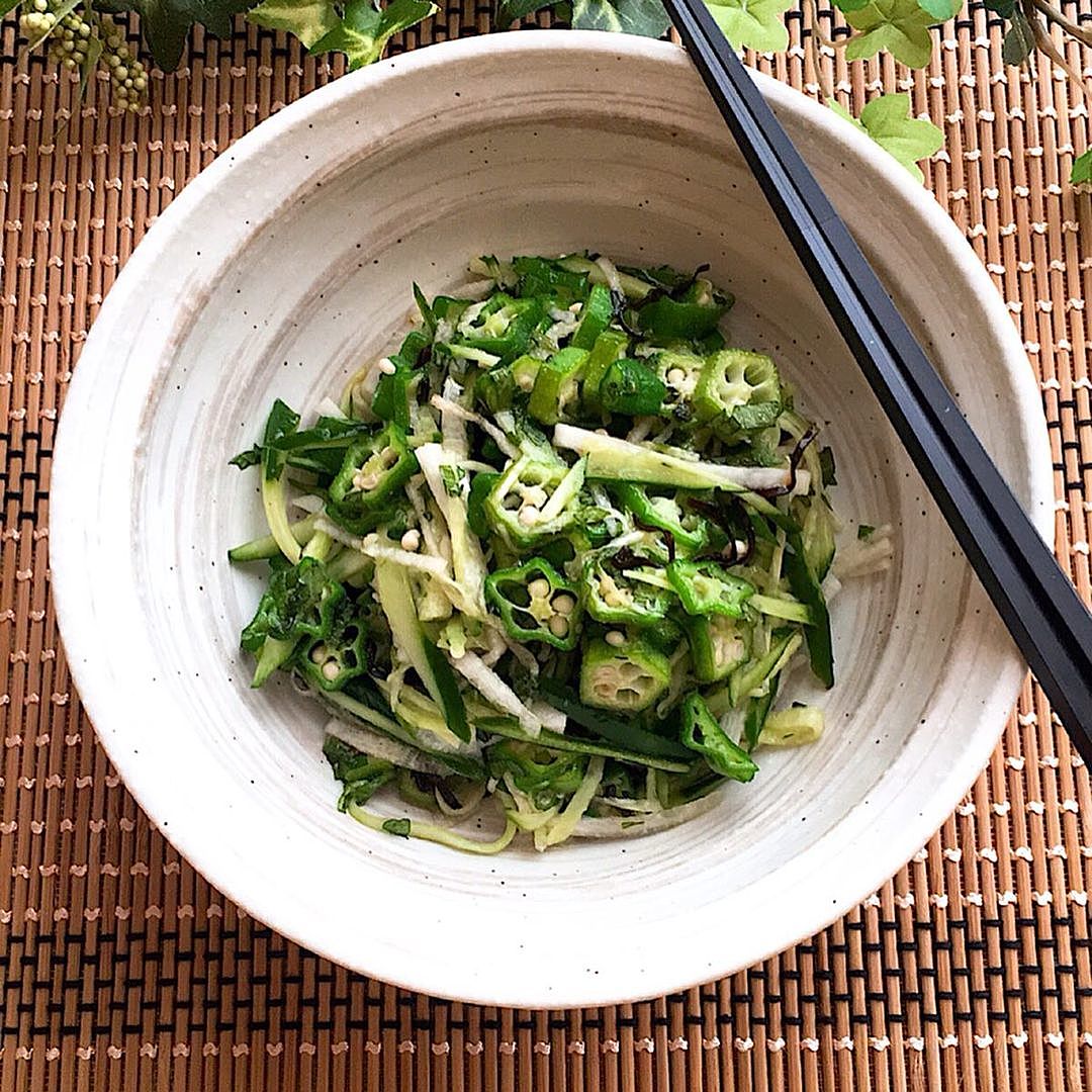 和えるだけの簡単おつまみ♪『セロリのピリ辛ナムル』のレシピ・作り方 - ちょこっと学べるレシピサイト『なるほど食堂』