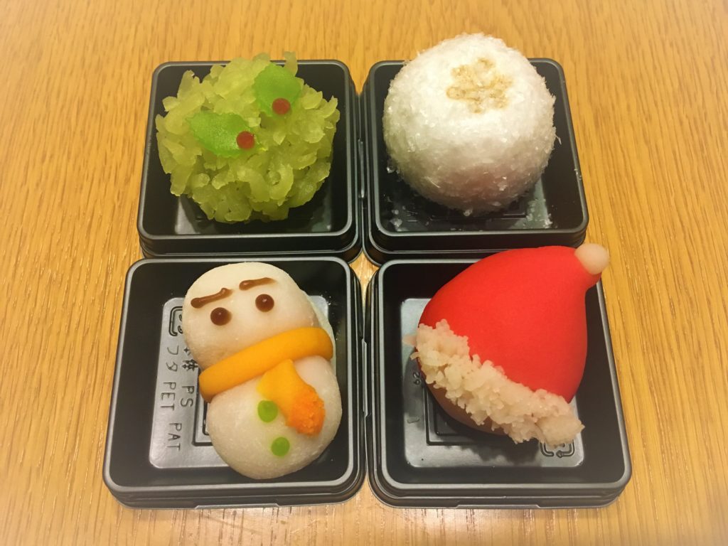 chika ♡京都カフェ 大阪カフェ 神戸カフェ カフェ巡り♡ 貴船・鳥居茶屋 @kibune.toriijaya 夏季は、真々庵にて川床料理が楽しめます🐟 ✨川蛍弁当✨4,400円 税・サ込🔸先附 🔸お造り 🔸そうめん 🔸鮎の塩焼き 🔸湯葉茶漬け 🔸香の物川床の素敵なロケーションに