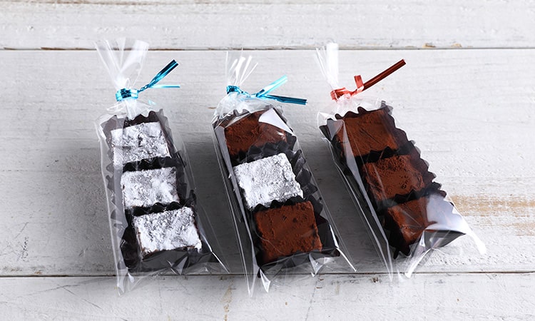 三角ケーキのラッピング迷ったらセリアがおすすめ🧸🤎18cm8等分がシンデレラフィットでした🎂チーズケーキケーキラッピングラッピングバレンタインバレンタイン手作りバレンタインラッピングチーズケーキラッピング