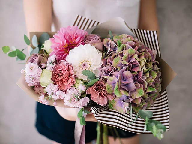 花束の正しい渡し方のマナーをシーン別で解説！アレンジメントの持ち方も紹介花束・アレンジメントのフラワーギフト通販なら花キューピット