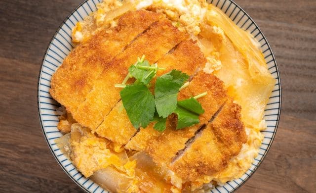 簡単なのに絶品！めんつゆで作るカツ煮レシピ。とろふわ卵に仕上げるコツ有