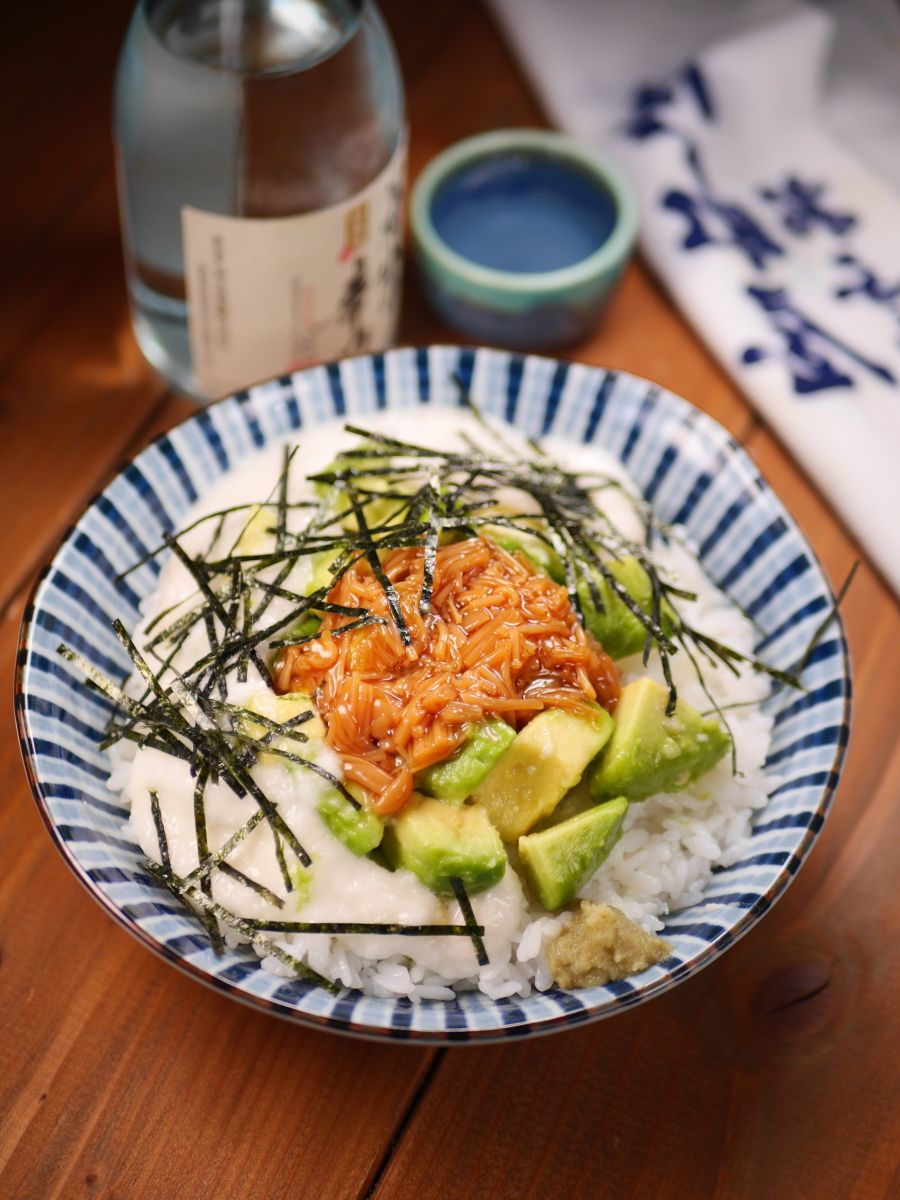 マグロとアボカドのわさびドレッシング とろろがけ - 週末シェフの家呑みレシピ