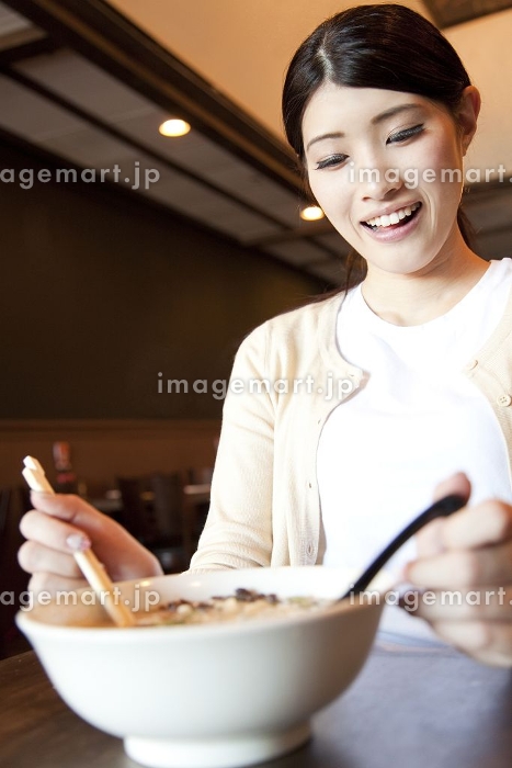 ラーメンを食べる女性のイラスト - イラストの里