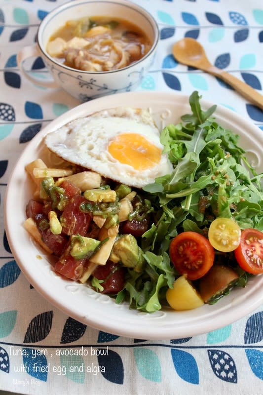 天然鮪とアボカドのとろろどんぶり」のたれお客様に、そしてスタッフにも人気の「天然鮪とアボカドのとろろどんぶり」。 天然鮪🐟にアボカド🥑、とろろ、薬味がたっぷりの、不動の人気NO.1メニューです✨✨人気の理由の1つが「たれ」。 黒胡麻の香ばしさとほんのり