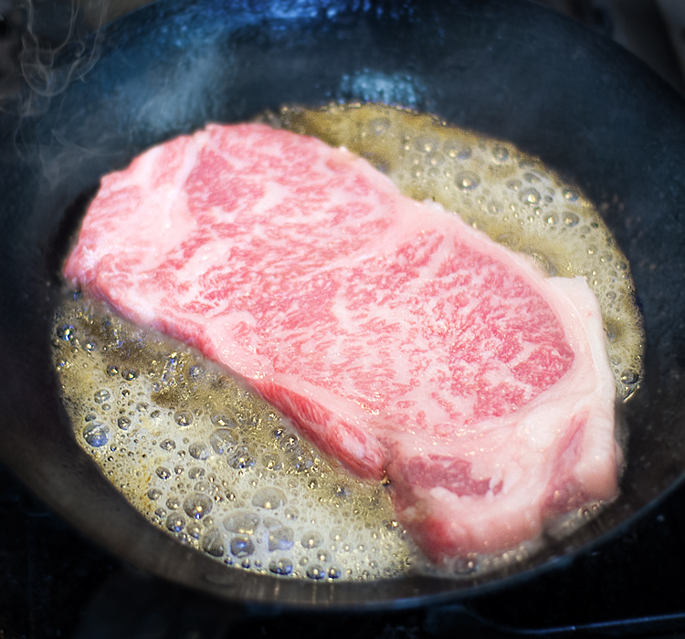リブロースのトマホークステーキを焼こう！焼き方でロースの味はここまで変わるのだ