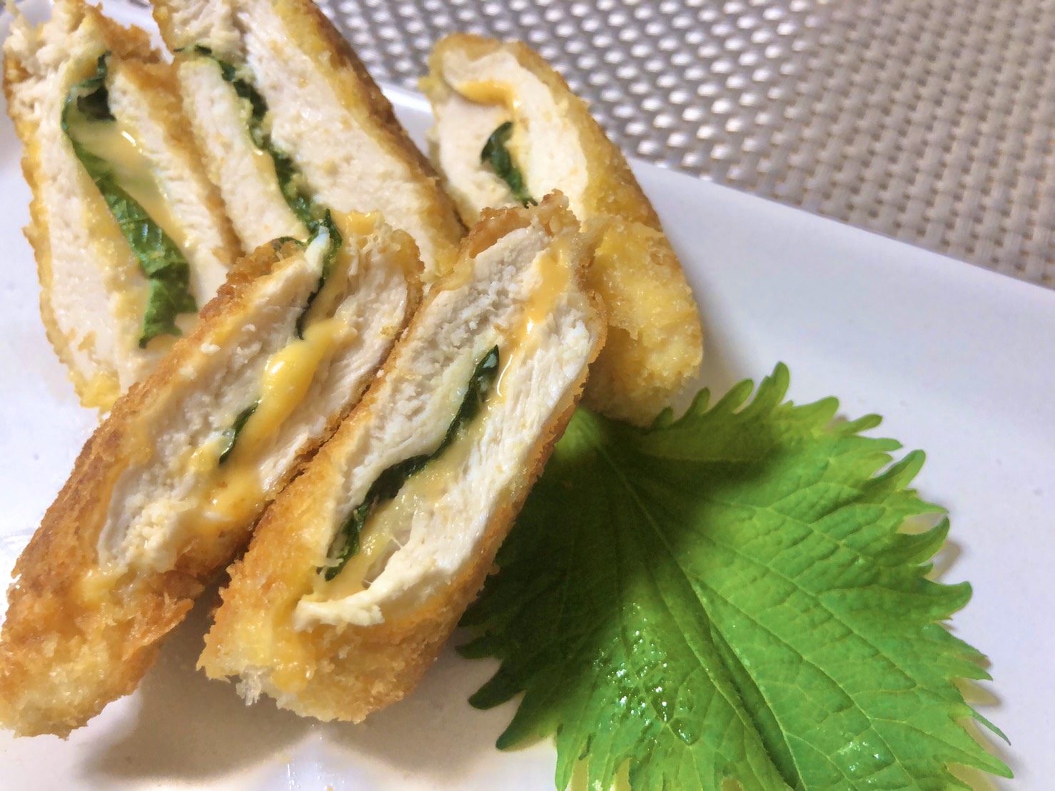 冷めてもおいしい肉料理！『鶏むね肉の紫蘇チーズロール』レシピ - macaroni