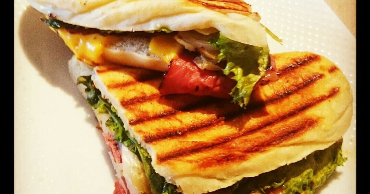 秋元康さんが食べて唸ったというキューバサンドを作ったのが『厨 七代目松五郎』の藤井都士規シェフ。僕も出演させてもらっているテレビ朝日『キッチンカー大作戦!』で、