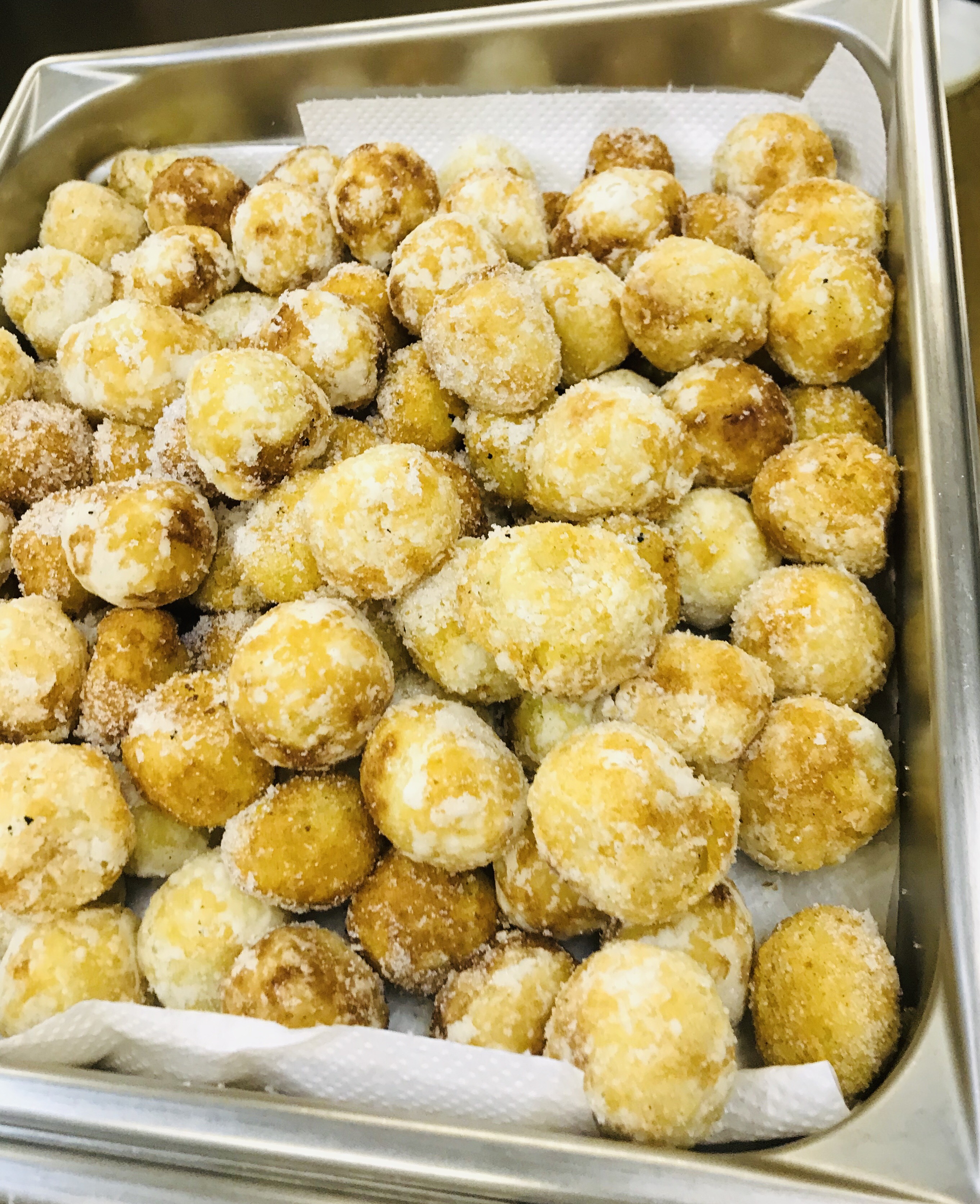 スコーンレシピです👩🍳 ご家庭で作られる際は、10倍量で作られてください🌸 オーブンに入れる時は下段でお願いします😊ふわっふわの秘訣は、高い温度・最低限の時間で焼いているから✨️ バターは溶かして、全て混ぜ合わせて作ります👩🍳 ほんのり甘い優しい美味しさ