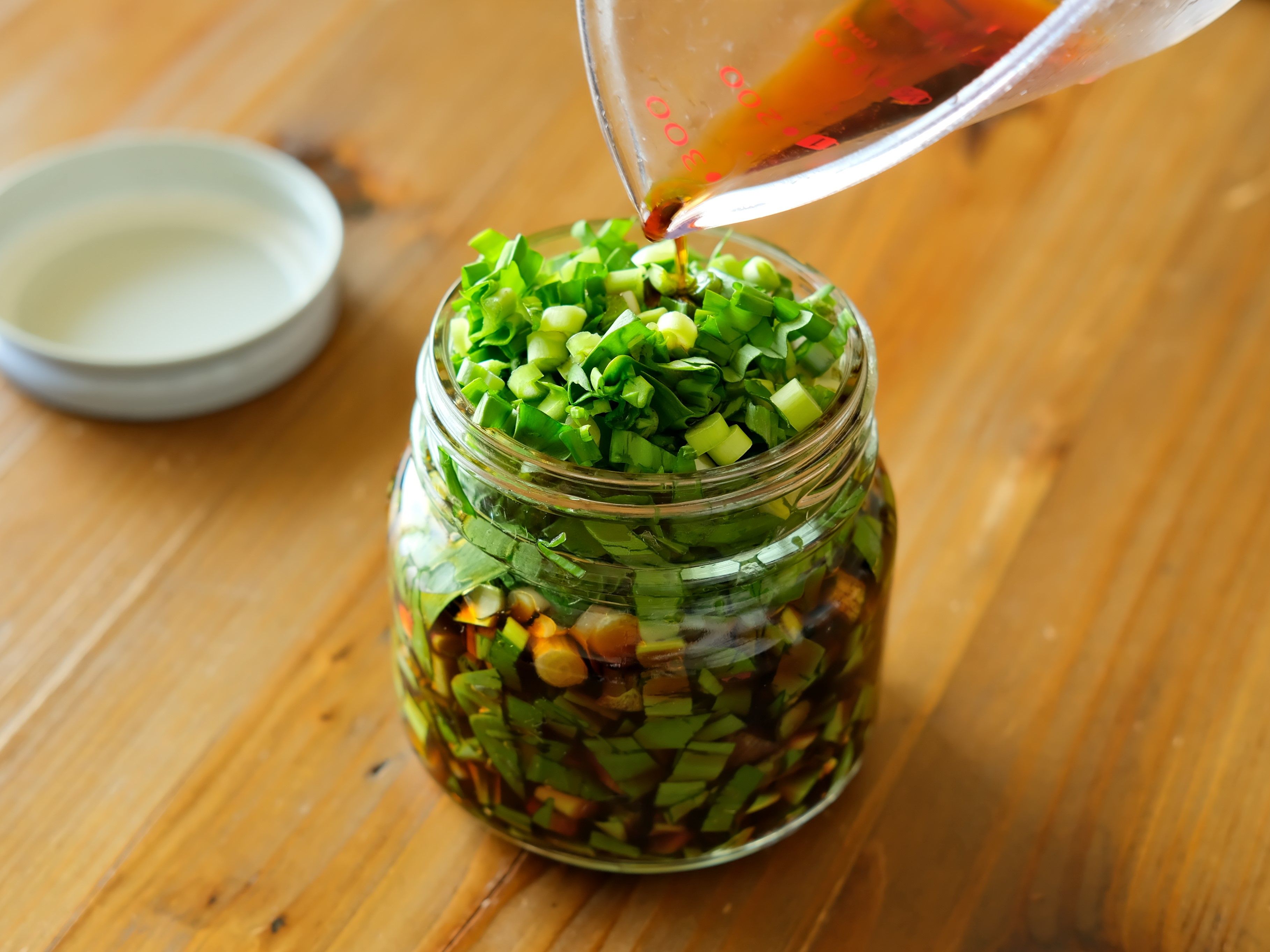 行者ニンニクの醤油漬けを野菜と肉のしゃぶしゃぶサラダのタレに使いました。醤油 200ml➕煮切り酒100ml➕本味醂100mlに昆布、干し椎茸、唐辛子を適量加え刻んだ行者ニンニクを漬けました。写真③行者みんなとカゴメでつくるコミュニティ ＆KAGOME アンドカゴメ