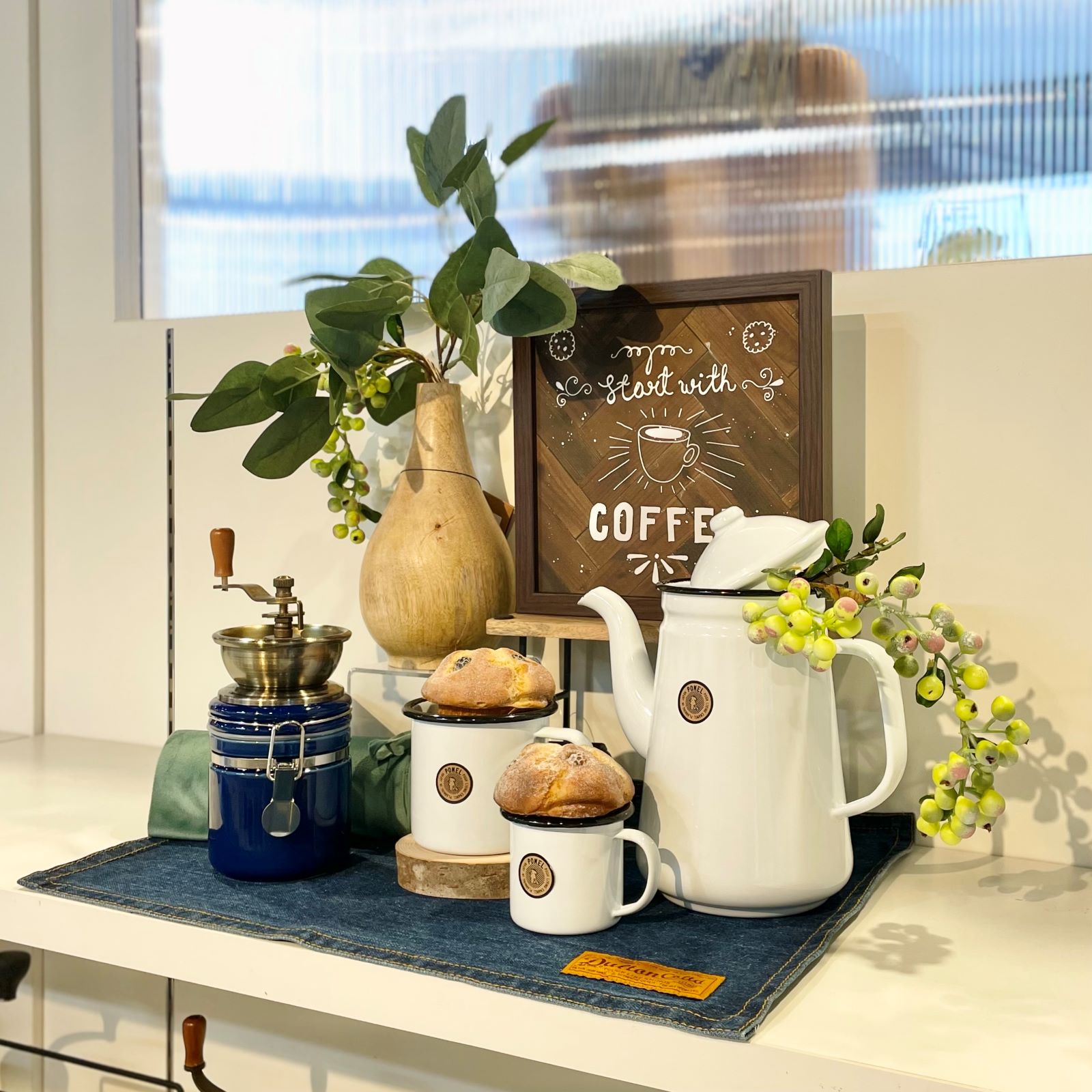 ようやくコーヒー豆販売のディスプレイができましたいつもコーヒー豆を購入いただく際にお待たせしてばっかりですみませんでした手にとってご覧になっていただくこともできますそしてこれから19:30〜新大阪駅近くの美容室「モザイク」さんにて東三国