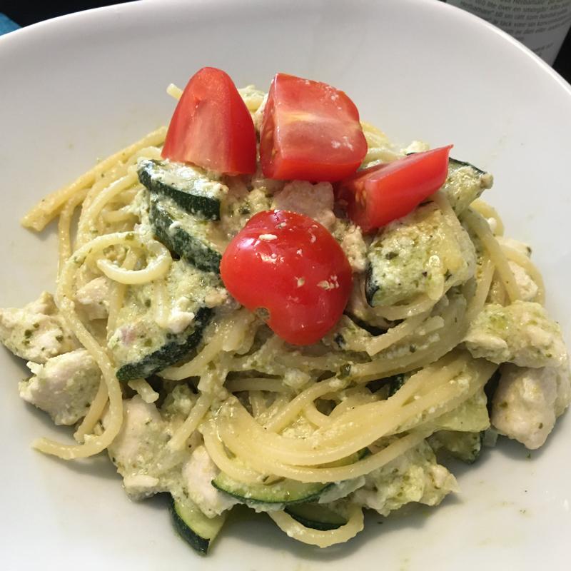 鳥の旨み×キノコの香り×バジルの風味。三重奏が奏でる贅沢の一皿 「チキンとキノコのジェノベーゼパスタ」ジェノベーゼきのこバジルパスタご褒美ランチ今日のごはんワンドスリースパゲッティ チキン カフェ ランチ 奈良 イタリアン 鳥料理チキン生パスタ