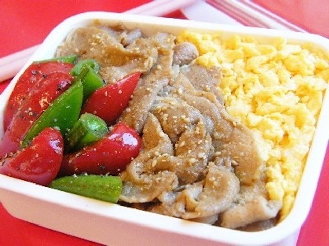 日曜のラーメンの残りの煮豚で、目玉焼き焼豚丼、青梗菜と厚揚げのスープ。煮干しと昆布の出汁で1時間半煮て醤油味醂に浸けておいた豚肩ロースは、フライパンで焼くと脂はふわふわ、箸で持つと千切れそうな柔らかさ。一緒にししとうも焼き、出た脂で玉子をごく半熟に焼く