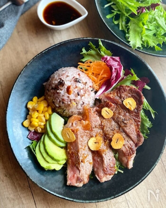 フライパンで簡単！白米に合うステーキ丼の作り方