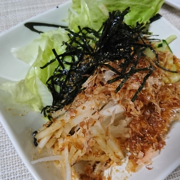 困った時はこれ！ 大根のシャキシャキサラダ🥗 手軽な材料でパパッと作れる デパ地下風のサラダができました 一度食べたら止まらなくなります♡✎*□材料 3〜4人分・大根 300g ・水菜 2株 ・ツナ缶 1個 ・マヨネーズ 大さじ3 ・かつおぶし 2g