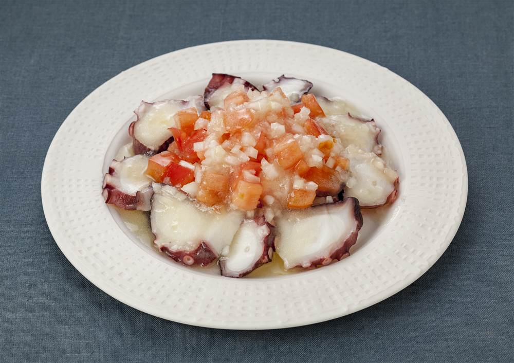 Gatto e Topo: 海老とタコのカクテル、タコのセビーチェ、アボカドのスープ、豚肉のアドボ