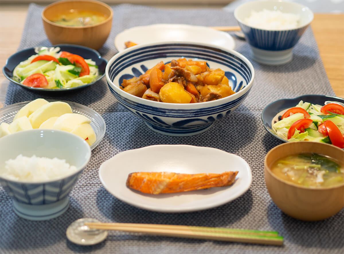 ひまわり荘 夕食：サバの炊き込みご飯、肉じゃが、だし卵ボール、味噌汁 : 今日の献立