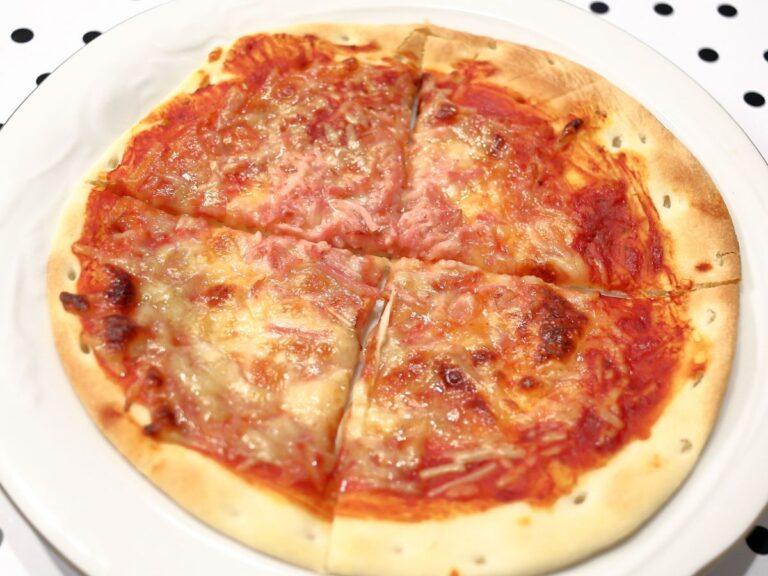 ., 余ったお餅みんなはどうしてる？！, 我が家で取り合いになるお餅の食べ方, 『餅のピザ』, モチッカリッで手が止まらくなる✨,気付けばこれを食べる為に餅を買い足してる 🤣, ✔︎材料, ・餅, ・ピザソース, ・玉ねぎ, ・ソーセージ, ・ピーマン, ・ピザ用チーズ ,・サラダ油, ・お好みでタバスコ, ホットサンドメーカーでも, 美味しく作れるよ✨✨,