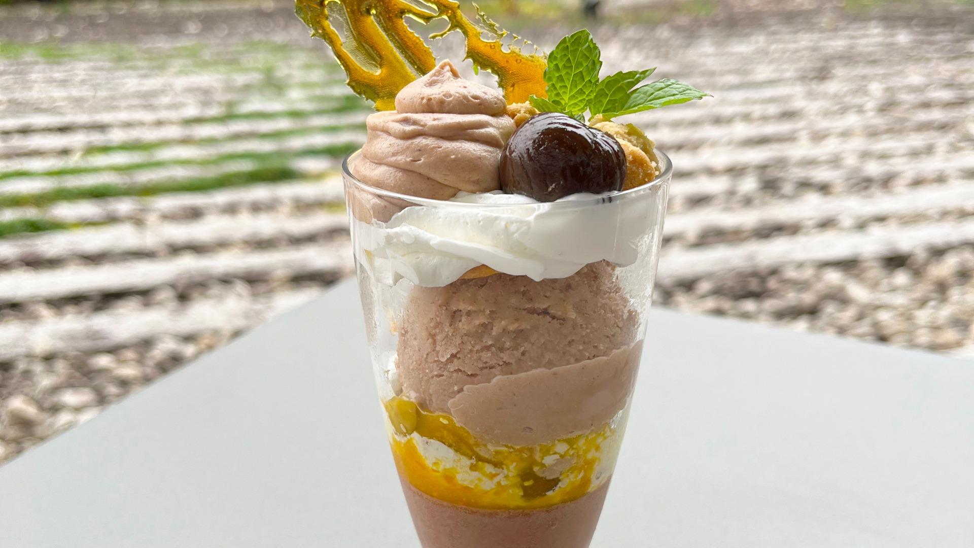 京ほうじ茶マロンパフェ復活!! 昨年大大大好評頂きました京ほうじ茶マロンパフェが帰ってきました! 京都 和束産のほうじ茶をふんだんに使って、マロンソフトアイス、白玉、焼き栗、キャラメルムースケーキ、ほうじ茶アイス、ブランフレーク、黒みつなどなど、詰め込み