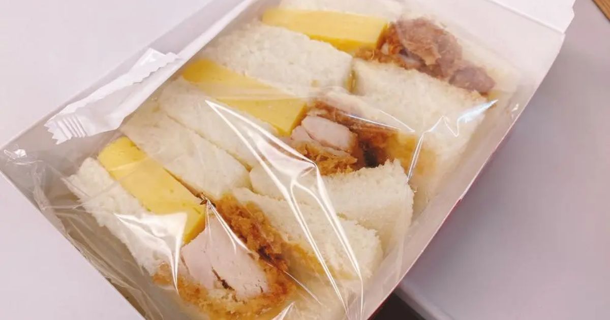 くスタッフHの今週のオススメ🌱＞ コスモス “ダブルクリック クランベリー” こんにちは！ 今日はコスモスをご紹介します！ 今日のコスモスは深みのある ベリーのような濃いピンクで 八重咲きの花びらがふんわりと華やかです✨️ 切り花としては9.10月頃に出回りが多く