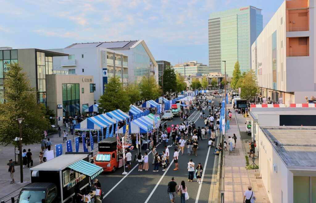 生海老がそびえ立つ豪華海鮮丼が990円！神田のコスパ最高ランチ店へ。Hanako Web