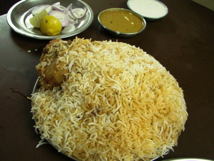 ビリヤニのためにインドに行く女。 ▼お店の名前 Paradise Biryani ▼場所 インド・ハイデラバード州 ▼注文したもの ・チキンビリヤニ・マトンビリヤニ ・ベジビリヤニ ▼感想 肉は骨付き、ベジはミックスベジタブル感。チキン、マトン、ベジともに味のベースが全部一緒かも。ライスにもそんな違いがなかった。 米はコシがあるタイプで、しっかりした感じ。