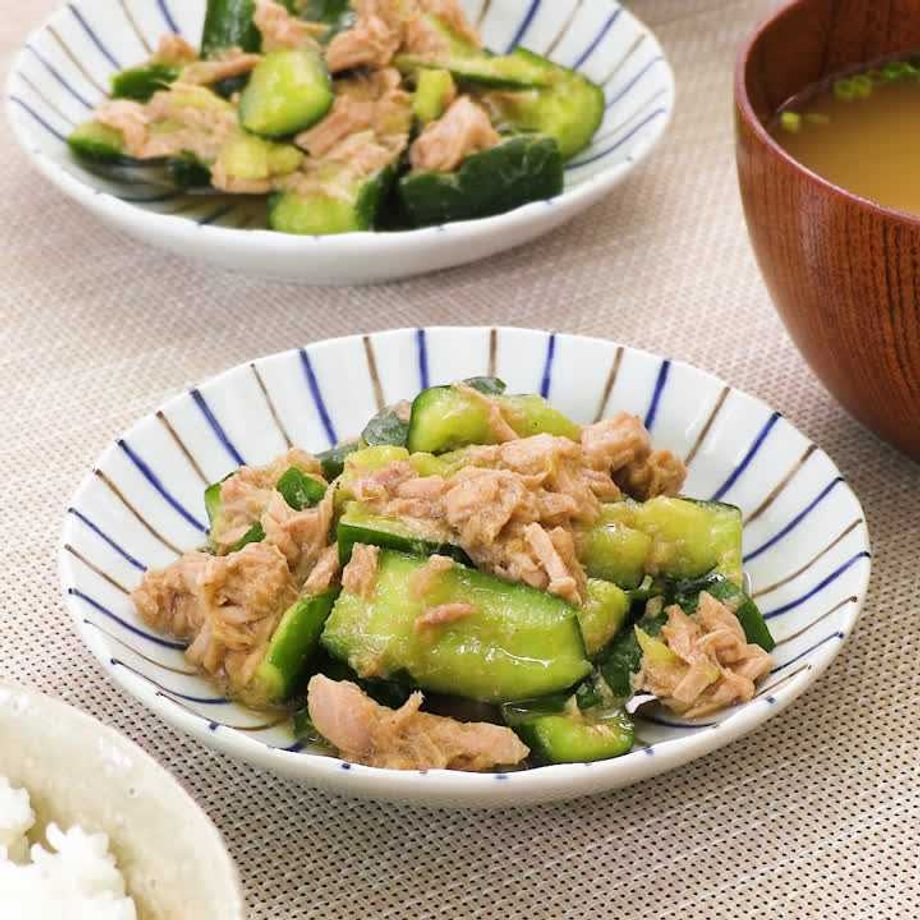 簡単おつまみ！ きゅうりの塩こんぶ和え🥒 食感もおいしいやみつきレシピです😋 📍材料 2〜3人分きゅうり 2本 塩 ふたつまみ ☆水煮ツナ缶 1缶 塩昆布 10g 3倍濃縮めんつゆ 小さじ1 2 ごま油、白ごま 各大さじ1 📍作り方 ①きゅうりは縦半分に切ったあと、 5mm幅の