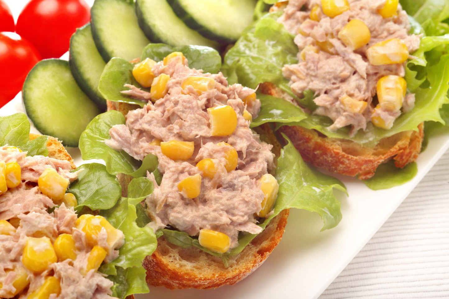 簡単おつまみ！ きゅうりの塩こんぶ和え🥒 食感もおいしいやみつきレシピです😋 📍材料 2〜3人分きゅうり 2本 塩 ふたつまみ ☆水煮ツナ缶 1缶 塩昆布 10g 3倍濃縮めんつゆ 小さじ1 2 ごま油、白ごま 各大さじ1 📍作り方 ①きゅうりは縦半分に切ったあと、 5mm幅の