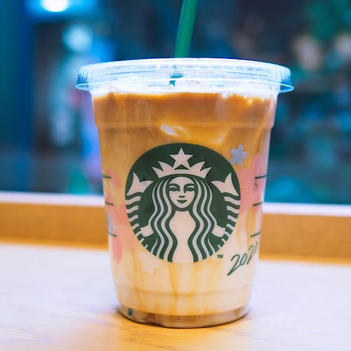 昼のテラス最高すぎる🌞 本日のカスタムアイスキャラメルマキアートG・ホイップ追加 +55 税込・ホイップ多め +¥0 ・シロップ多め¥0 ・キャメルソース多め ¥0 ・氷少なめ ¥0 ・ミルク多め ¥0スタバカスタムスタバ