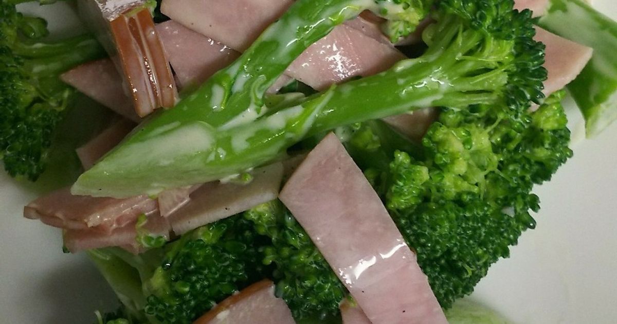 ハッシュドブロッコリー<材料 2人分 > ブロッコリー 1株 200gベーコン 1枚 ピザ用チーズ 50g 片栗粉 大さじ3 塩 適量こしょう 適量 サラダ油 適量 <作り方> 1.ブロッコリーは洗って1cmくらいに刻み、大きめのボウルに入れてベーコンを1cm角に切って加える