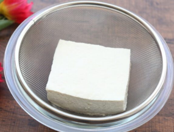 レンジ・ゆで・重し 豆腐の水切り方法まとめ。料理別に使い分け - macaroni