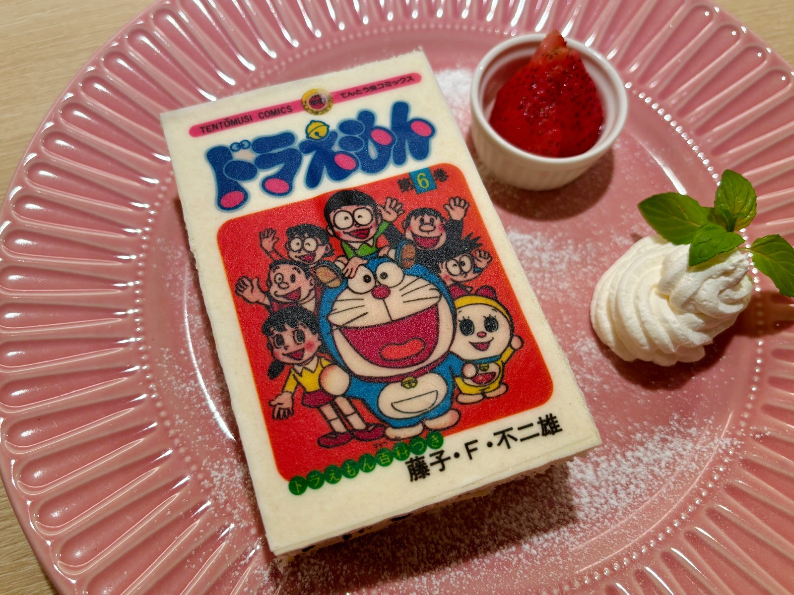 ドラえもん」の表紙柄ケーキを終了間際に食べてきた！ 神保町・Cafe Lish初訪問│ドラのもとのもと