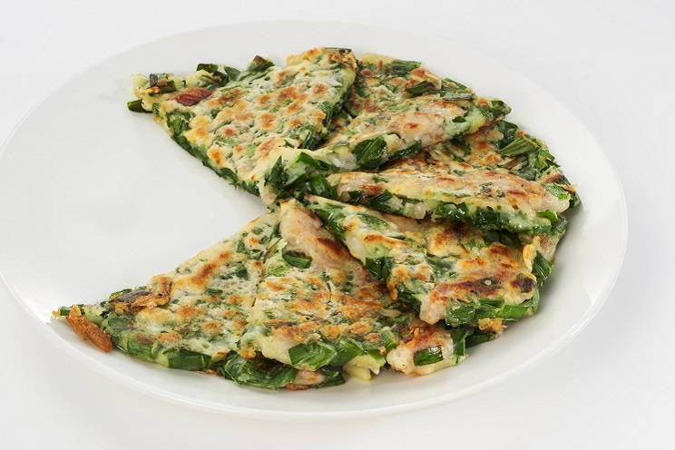 カリ!モチ!チヂミの基本の作り方🇰🇷 , ニラをいれて焼くだけ!, とっても簡単、カリ!モチ!なチヂミ材料セットが新登場です🆕,そのままでも、生地にチーズやキムチをいれたアレンジでも, 美味しく召し上がっていただけます😊, ◆材料 2人分 , ニラ1束 約100g ,チヂミ材料セット, 水200cc, サラダ油大さじ2, ごま油大さじ2, ◆手順,