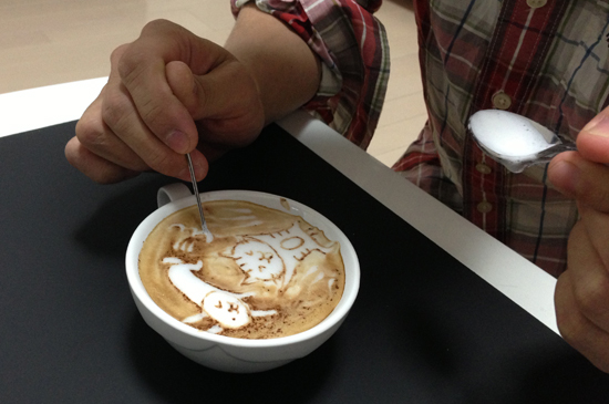 リーフのラテアート 初心者向けの簡単なやり方&振り方のコツをプロのバリスタが解説! ダイイチ・アカデミー 未経験から始めるカフェ開業情報サイト