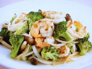 海老とブロッコリーのガーリックバター炒め🦐🥦🧈 香り豊かなガーリックバターが海老と野菜を包み込む ◎材料 2人分海老 えび ：８-10尾玉ねぎ：1 4 ブロッコリー：1株 パプリカ：１個 バター：3-4大さじ にんにく：4かけ レモン汁：2-3大さじ 塩：お好みで 黒