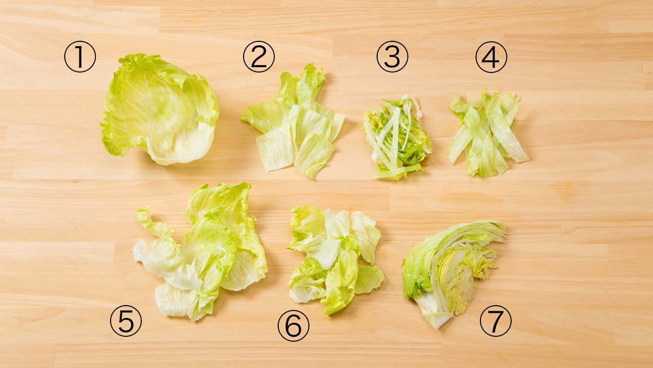 シャキッと新鮮レタスの保存テク, レタスって普通に保存してるとすぐにしなしなになっちゃうことあるよね ,実はアレを使うだけレタスをシャキッとした新鮮な状態で保存できる方法があるよ!, ①まずはレタスの底部分を薄く切り落として,②切り口に小麦粉をポンポンとつけてあげたら, ③ビニール袋に入れるかラップでくるんで、そのまま冷蔵庫で保存!,キッチンペーパーで包んでから保存してもOK!,