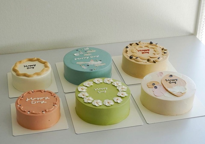 先輩花嫁から学ぶ おしゃれすぎる”1段”のウェディングケーキ。おしゃれ花嫁はみんな『1段ケーキ』を選んでる? -DRESSY 公式 ウェディングドレス・ファッション・エンタメニュース