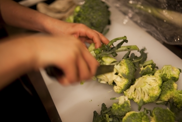 離乳食で野菜スティックはいつから？作り方や食べない時の対処法 - 幼児食・離乳食の宅配ならファーストスプーン first spoon