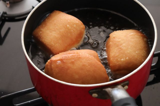 揚げパンの耳第3弾、パンの耳を油で揚げてグラニュー糖をまぶしてみました。 - ズボラ爺の台所