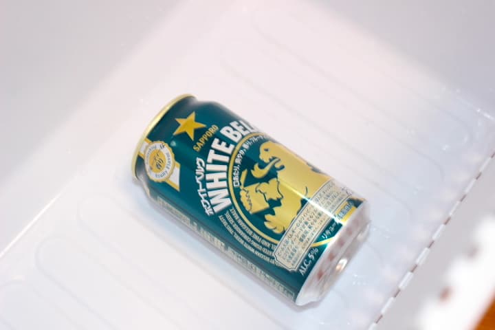 ビールを「冷凍庫で冷やす」は危険? すぐにキンキンに冷やしたいときは